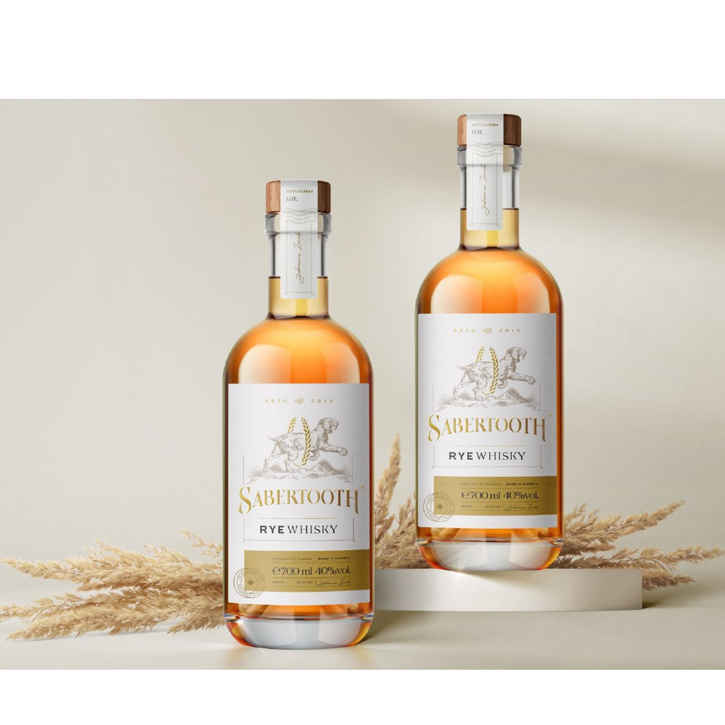 Flasche Sabertooth Rye Whisky – kanadischer Single Malt aus 100 % Alberta Roggen, gereift im Double-Cask-Verfahren mit Eiche und ungarischen Süßweinfässern, präsentiert mit klarem, edlem Design und bernsteinfarbenem Inhalt.