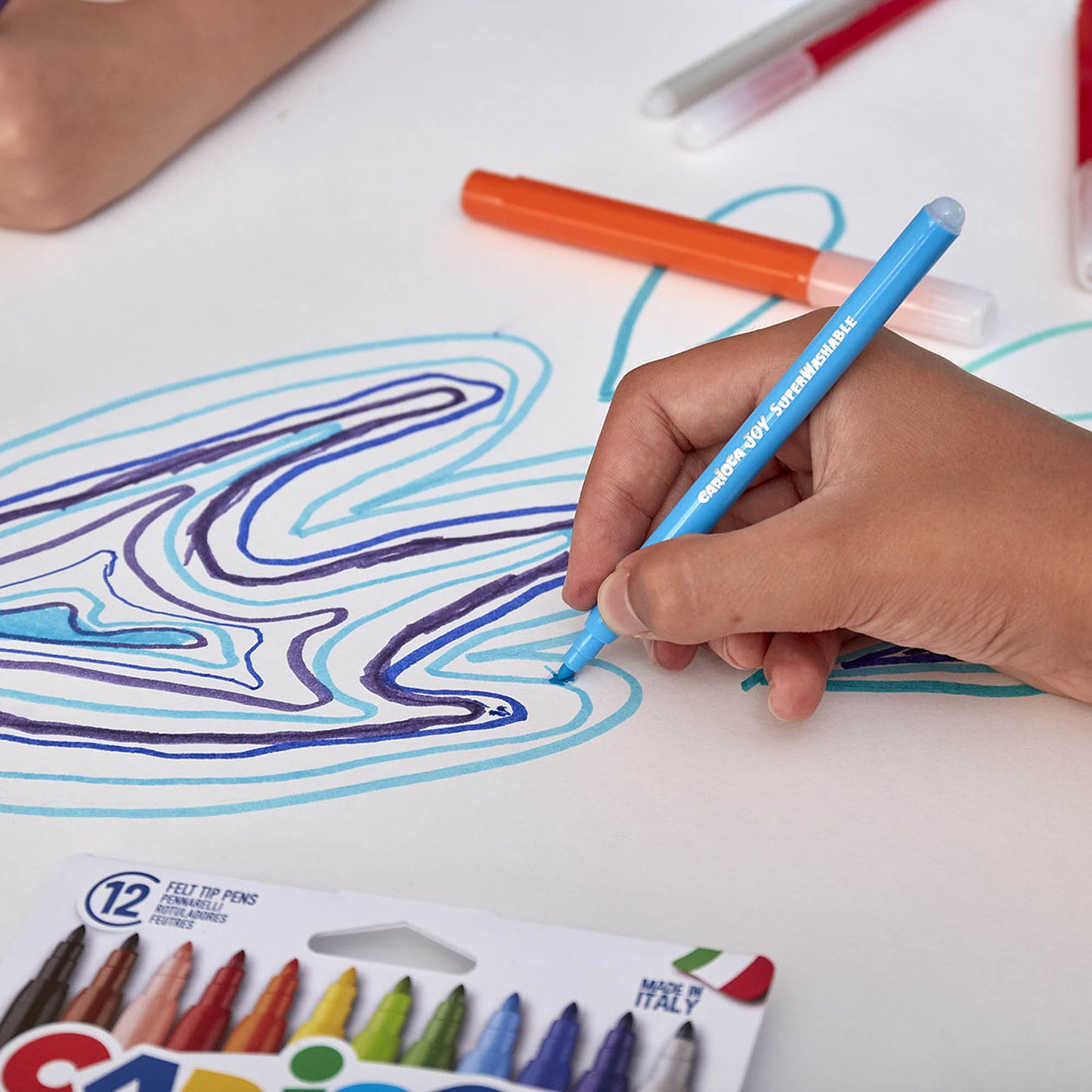 Kind hält einen CARIOCA Joy Super Washable Filzstift in der Hand beim Malen, auswaschbare Tinte für sauberes kreatives Zeichnen
